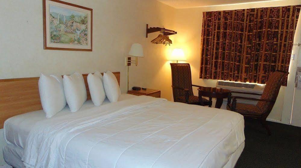 Oceanside Lodge Marmora Экстерьер фото